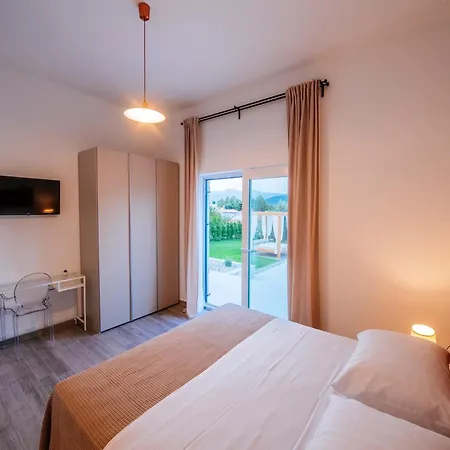 In With Pool Near The Sea 빌라 Pridraga