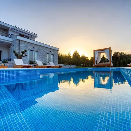 In With Pool Near The Sea 빌라