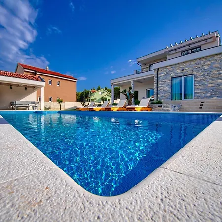 In With Pool Near The Sea 빌라 Pridraga