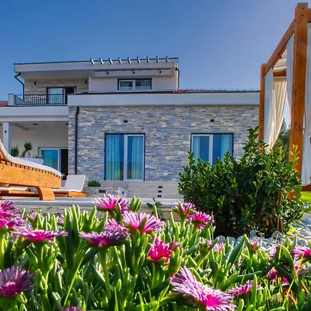 In With Pool Near The Sea 빌라 *