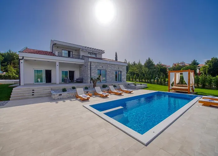 Villa In With Pool Near The Sea