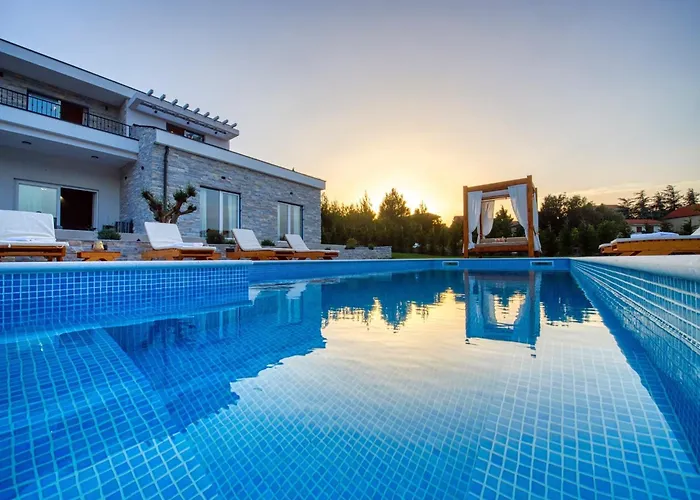 In With Pool Near The Sea Villa