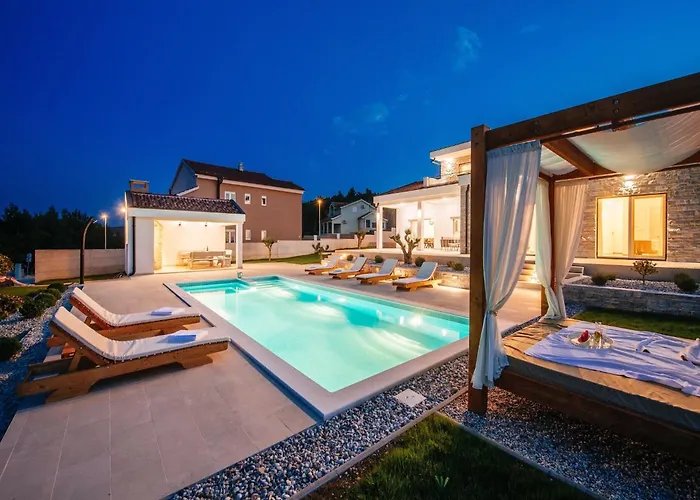 Villa In With Pool Near The Sea *