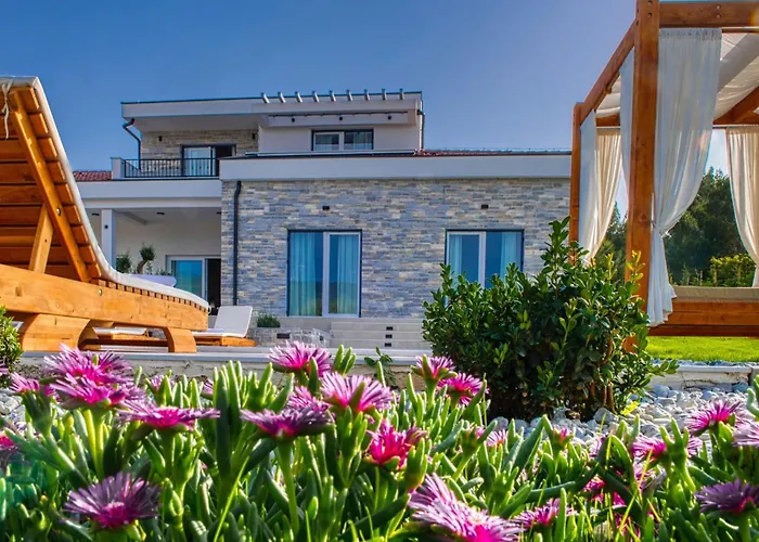 In With Pool Near The Sea Villa *