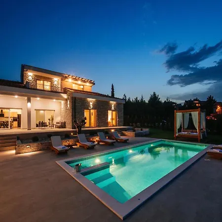 In With Pool Near The Sea 빌라