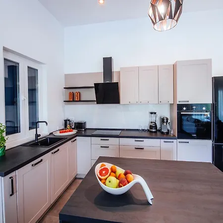 빌라 In With Pool Near The Sea Pridraga