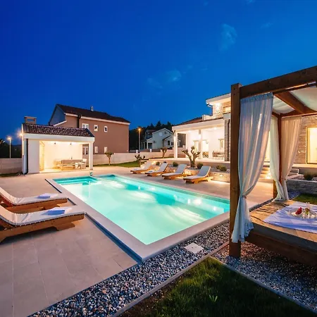 Villa In With Pool Near The Sea *