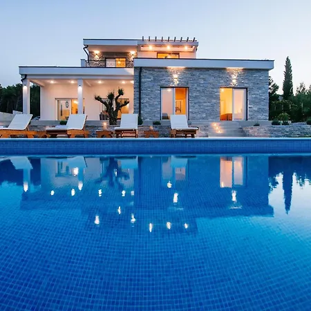 In With Pool Near The Sea * Pridraga