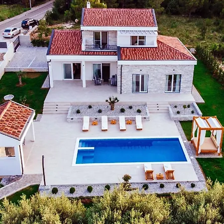 In With Pool Near The Sea *