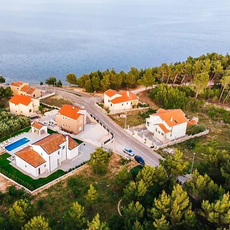 In With Pool Near The Sea 빌라 Pridraga