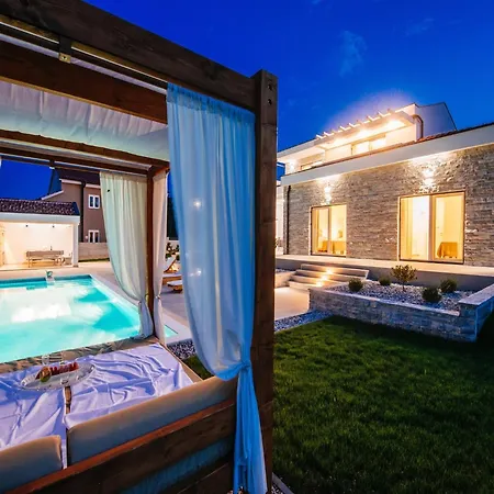 In With Pool Near The Sea Pridraga