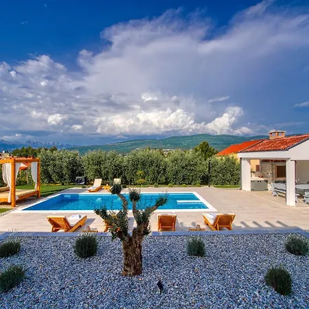 In With Pool Near The Sea 빌라 Pridraga