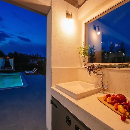 In With Pool Near The Sea 빌라 Pridraga