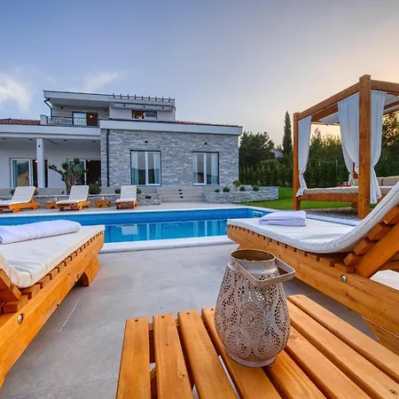 Villa In With Pool Near The Sea