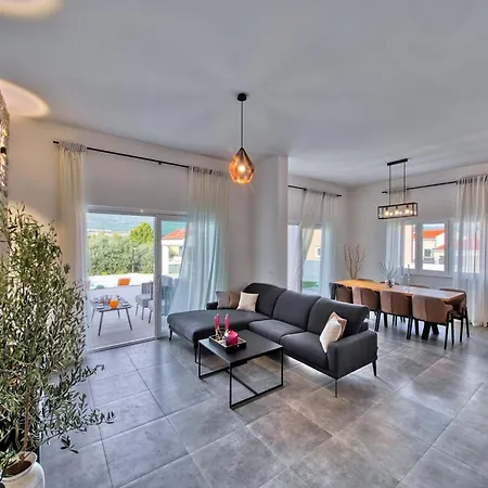 In With Pool Near The Sea *