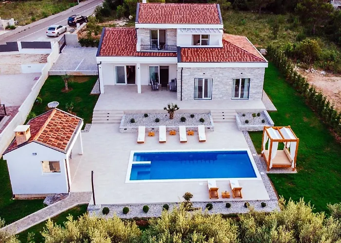 In With Pool Near The Sea *