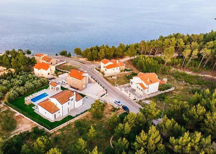 In With Pool Near The Sea וילה Pridraga