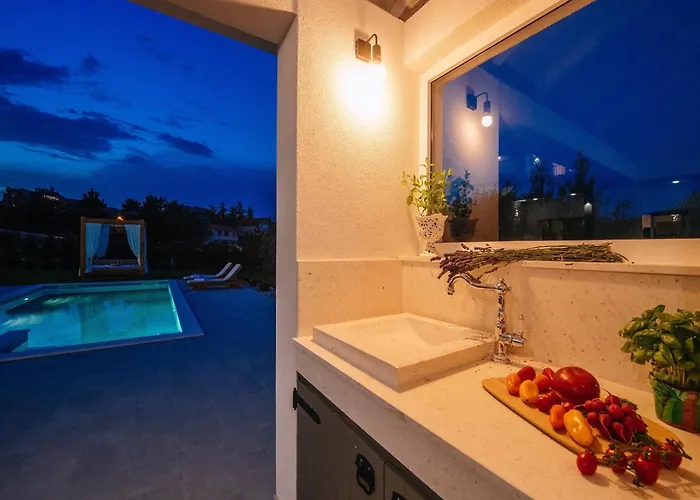 In With Pool Near The Sea וילה Pridraga