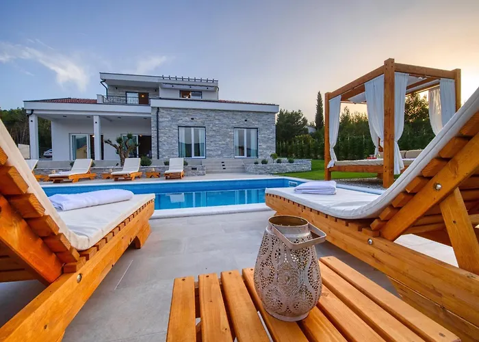 וילה In With Pool Near The Sea